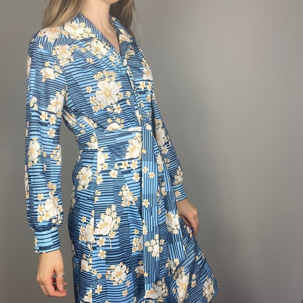 Vintage Floral Button Down Shirt Dress. 70s Dagger Collar. Vacation Chic